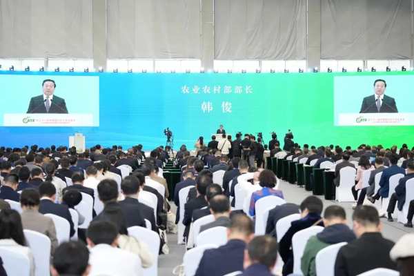 農(nóng)業(yè)農(nóng)村部黨組書(shū)記、部長(zhǎng)韓?。喊l(fā)展智慧農(nóng)業(yè)，以農(nóng)業(yè)新質(zhì)生產(chǎn)力驅(qū)動(dòng)現(xiàn)代農(nóng)業(yè)建設(shè)